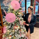 Madalsa Sharma Instagram – ‘Tis the season to be jolly.🌲❤️😍🎅
.
.
.
.
#christmas #feelingchristmassy #madalsasharma #mimohchakraborty #kavya #jinglebells #hohoho #santaclausiscomingtotown