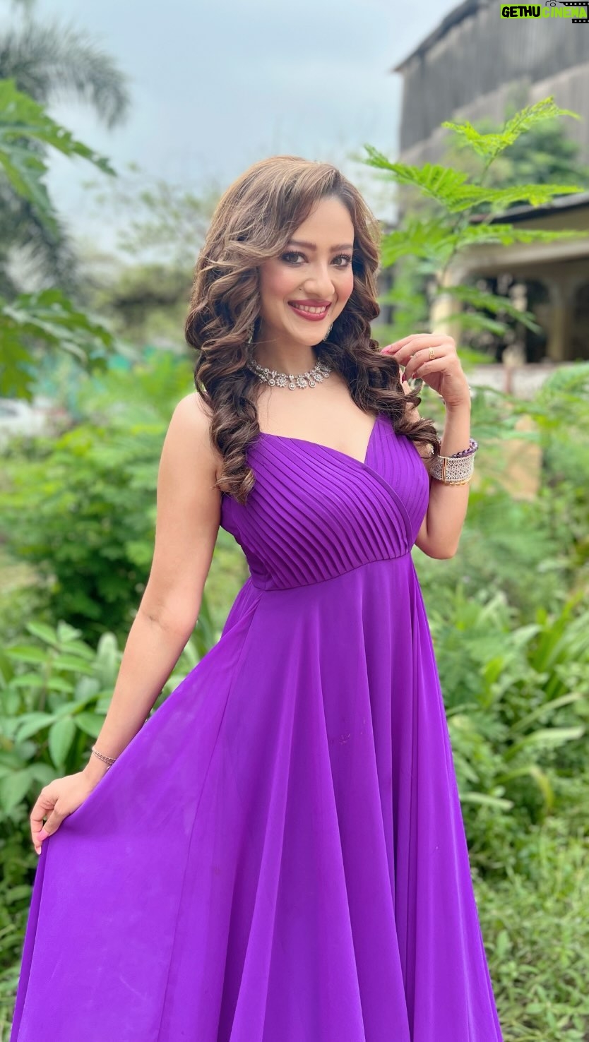 Madalsa Sharma Instagram - But bank account bhi hack nahi hona chahiye😂 . . . . #reels #reelsinstagram #madalsasharma #kavya #videooftheday #instadaily #instavideo #instagood #instamood #mood #trending #trendingreels #reelitfeelit #reelkarofeelkaro #reeloftheday #reelit #love #actorslife