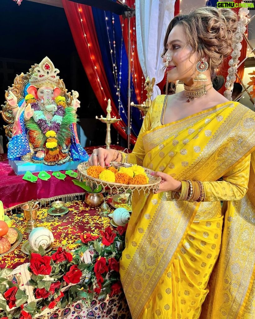 Madalsa Sharma Instagram - May The Divine Blessings Of Lord Ganesha Guide You on a Path Filled with Happiness and Success ✨✨ Ganpati Bappa Morya ❤️❤️ . . . . #ganpatibappamorya #lordganesha #madalsasharma #festive