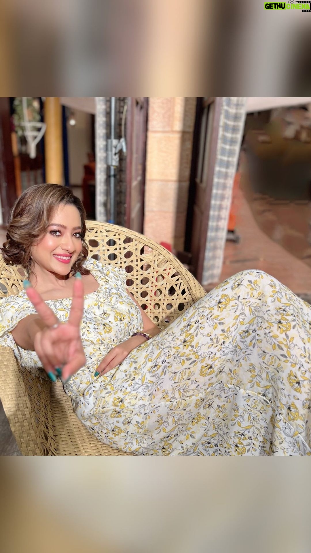 Madalsa Sharma Instagram - Logon ka kaam hai kehnaš« Hai na? . . . . #reels #reelsinstagram #madalsasharma #kavya #videooftheday #instadaily #instavideo #instagood #instamood #mood #trending #trendingreels #reelitfeelit #reelkarofeelkaro #reeloftheday #reelit #love #actorslife