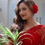Madalsa Sharma Instagram - Living life in a red sari😍❤️ #weekendvibes #red 📸✂️ - @saifcreations . . . . #reels #reelsinstagram #madalsasharma #kavya #videooftheday #instadaily #instavideo #instagood #instamood #mood #trending #trendingreels #reelitfeelit #reelkarofeelkaro #reeloftheday #reelit #love #actorslife