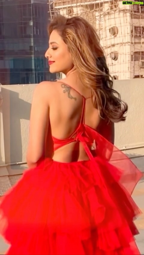 Madalsa Sharma Instagram - Painting the town red❤️🎨 . . . . #reels #reelsinstagram #madalsasharma #kavya #videooftheday #instadaily #instavideo #instagood #instamood #mood #trending #trendingreels #reelitfeelit #reelkarofeelkaro #reeloftheday #reelit #love #actorslife