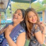 Madalsa Sharma Instagram - Are we mom and daughter or twins ??!! 👯❤️🥰💁‍♀️ @sheelassharmaa . . . . #reels #reelsinstagram #madalsasharma #kavya #videooftheday #instadaily #instavideo #instagood #instamood #mood #trending #trendingreels #reelitfeelit #reelkarofeelkaro #reeloftheday #reelit #love #actorslife