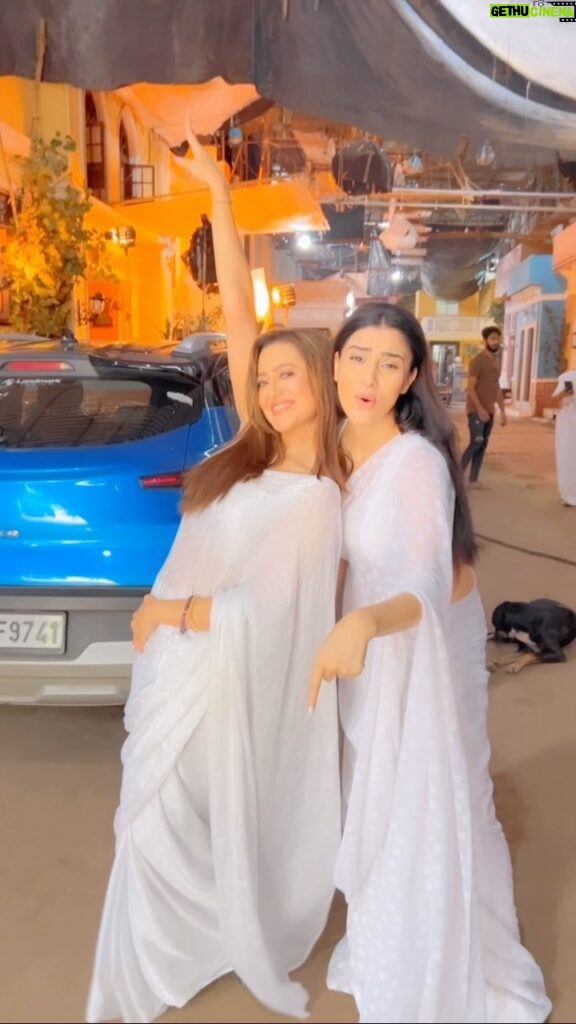 Madalsa Sharma Instagram - When you and your bestie don’t care about the world….💁‍♀️😉 All is well😜😂 Special appearance by our cutie @nishisaxenaa . . . . #reels #reelsinstagram #madalsasharma #kavya #videooftheday #instadaily #instavideo #instagood #instamood #mood #trending #trendingreels #reelitfeelit #reelkarofeelkaro #reeloftheday #reelit #love #actorslife
