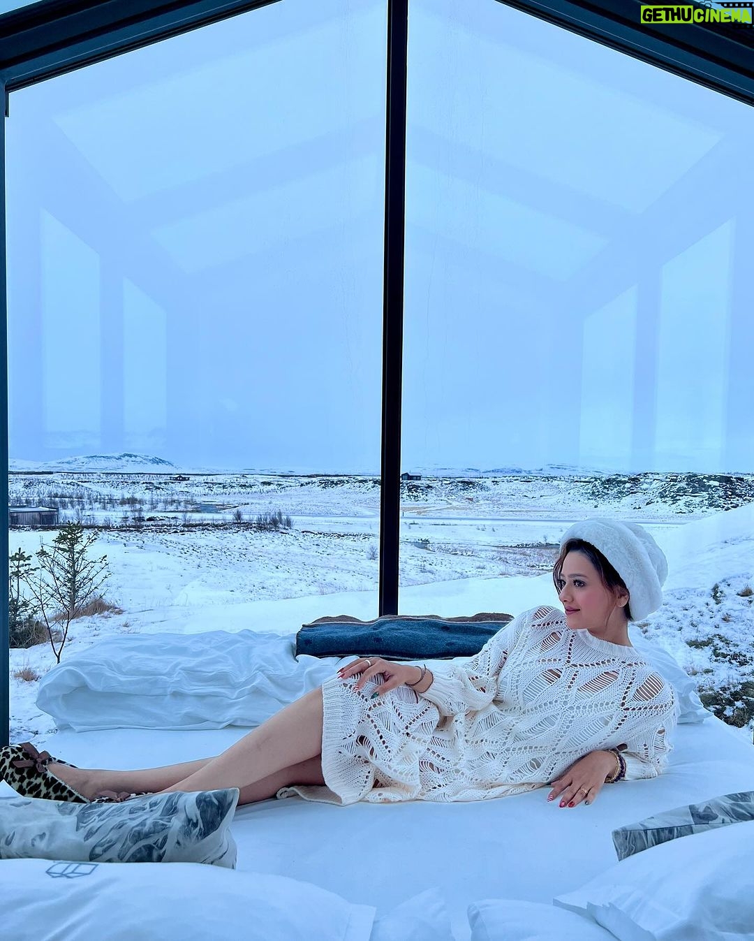 Madalsa Sharma Instagram - Just queening in my cabin in the snow….❄️☃️🤍 . . . . #whitechristmas #christmas #madalsasharma #iceland #panoramaglasslodge #instagood #instadaily #instamood #instapic #snow #cabininthesnow #love #gratitude Panorama Glass Lodge Iceland