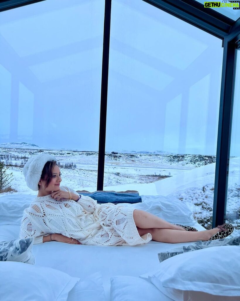 Madalsa Sharma Instagram - Just queening in my cabin in the snow….❄️☃️🤍 . . . . #whitechristmas #christmas #madalsasharma #iceland #panoramaglasslodge #instagood #instadaily #instamood #instapic #snow #cabininthesnow #love #gratitude Panorama Glass Lodge Iceland