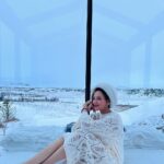 Madalsa Sharma Instagram – Just queening in my cabin in the snow….❄️☃️🤍
.
.
.
.
#whitechristmas #christmas #madalsasharma #iceland #panoramaglasslodge #instagood #instadaily #instamood #instapic #snow #cabininthesnow #love #gratitude Panorama Glass Lodge Iceland