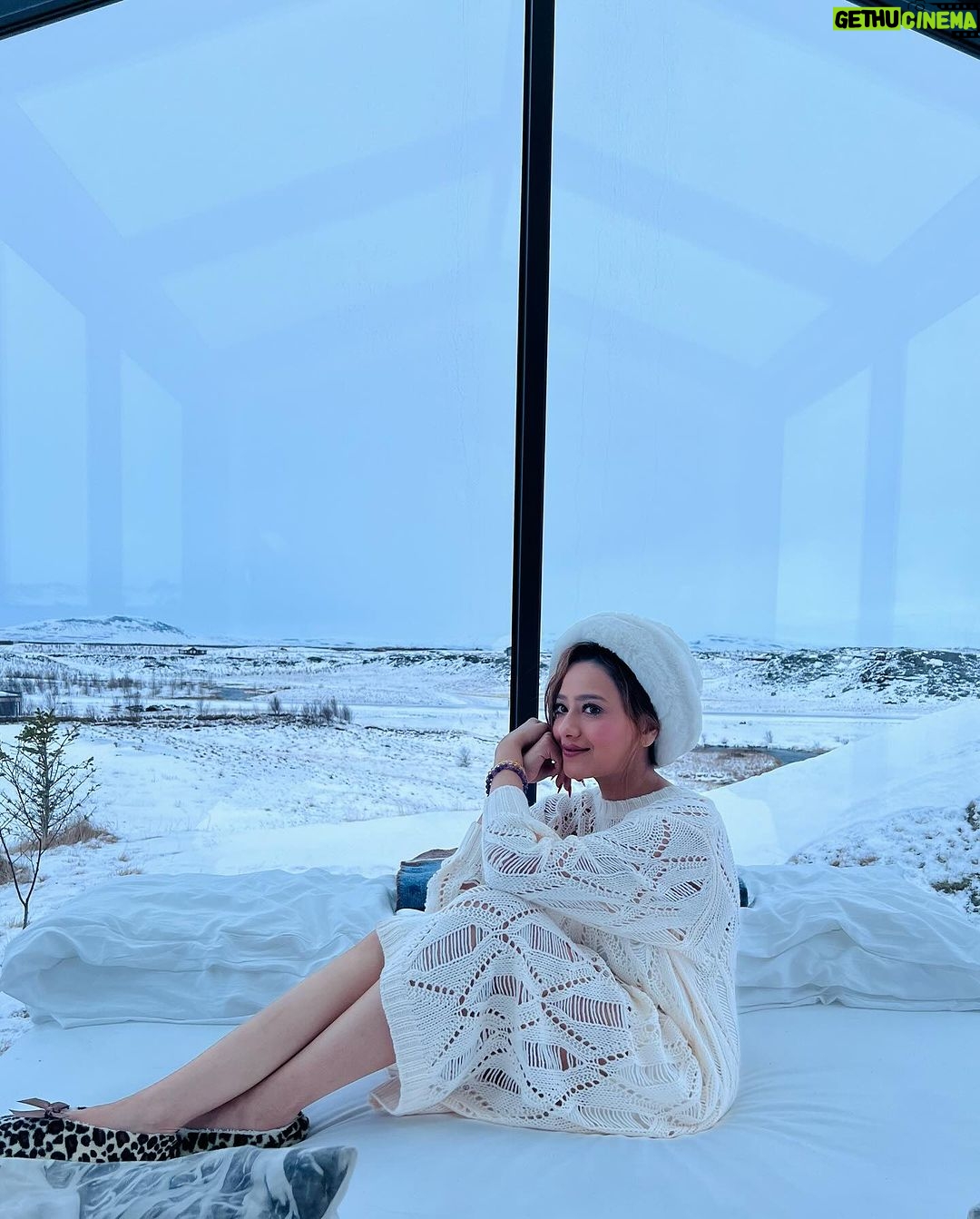 Madalsa Sharma Instagram - Just queening in my cabin in the snow….❄️☃️🤍 . . . . #whitechristmas #christmas #madalsasharma #iceland #panoramaglasslodge #instagood #instadaily #instamood #instapic #snow #cabininthesnow #love #gratitude Panorama Glass Lodge Iceland