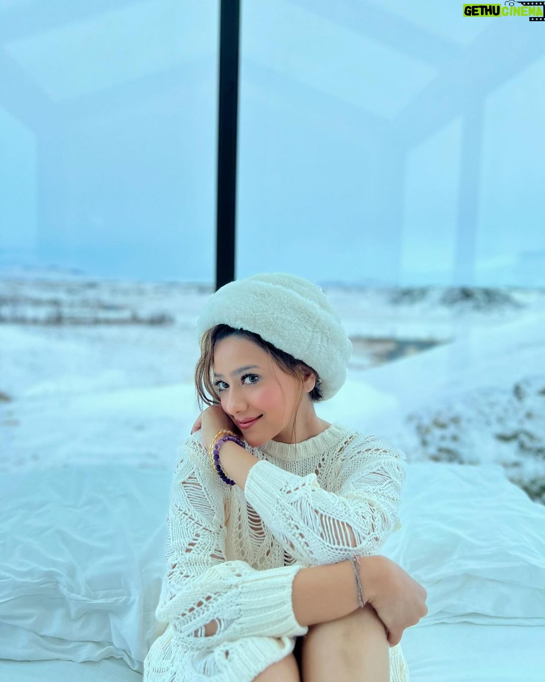 Madalsa Sharma Instagram - Just queening in my cabin in the snow….❄️☃️🤍 . . . . #whitechristmas #christmas #madalsasharma #iceland #panoramaglasslodge #instagood #instadaily #instamood #instapic #snow #cabininthesnow #love #gratitude Panorama Glass Lodge Iceland