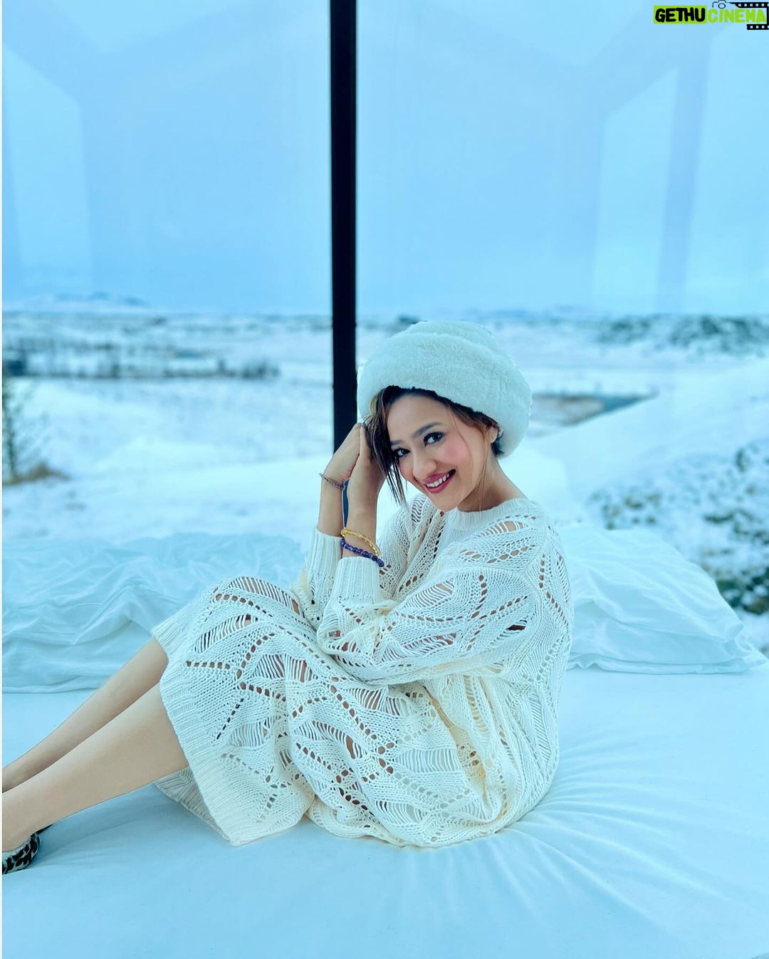 Madalsa Sharma Instagram - Just queening in my cabin in the snow….❄️☃️🤍 . . . . #whitechristmas #christmas #madalsasharma #iceland #panoramaglasslodge #instagood #instadaily #instamood #instapic #snow #cabininthesnow #love #gratitude Panorama Glass Lodge Iceland