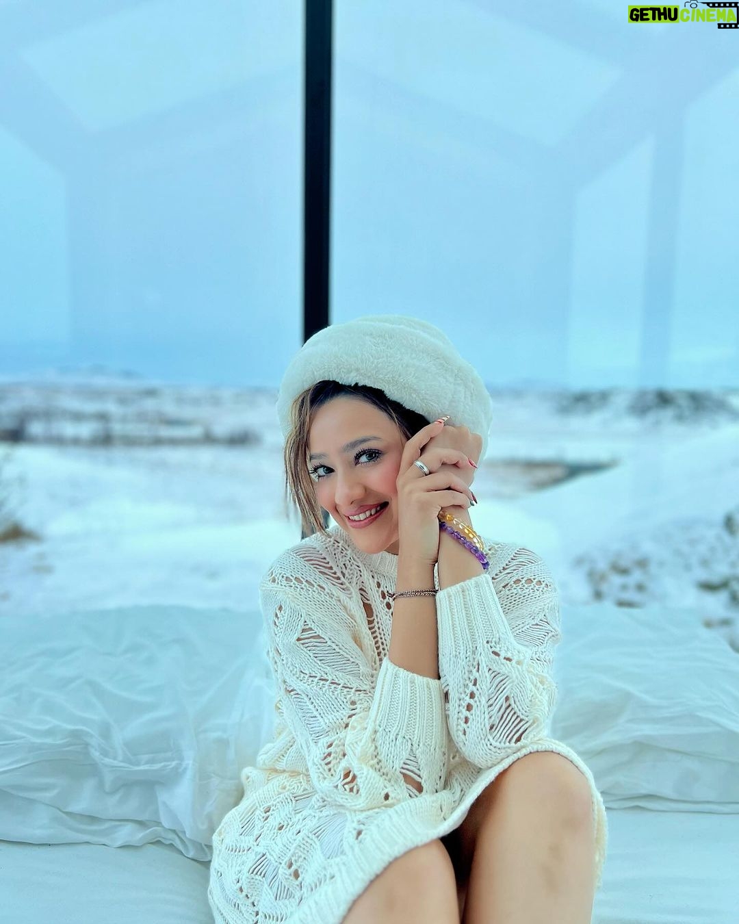 Madalsa Sharma Instagram - Just queening in my cabin in the snow….❄️☃️🤍 . . . . #whitechristmas #christmas #madalsasharma #iceland #panoramaglasslodge #instagood #instadaily #instamood #instapic #snow #cabininthesnow #love #gratitude Panorama Glass Lodge Iceland