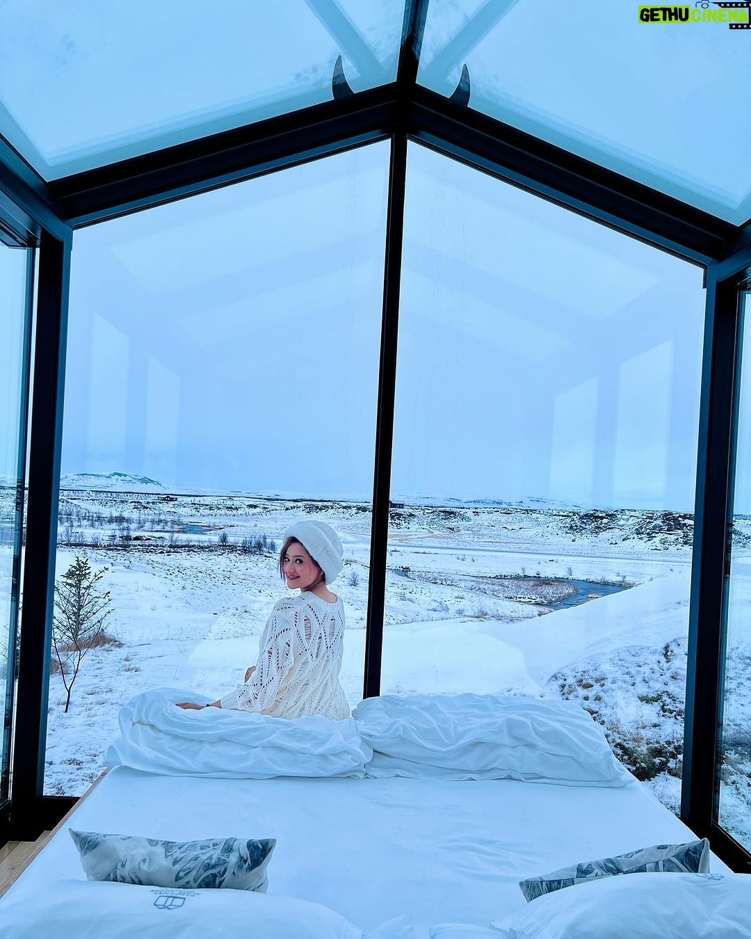 Madalsa Sharma Instagram - Just queening in my cabin in the snow….❄️☃️🤍 . . . . #whitechristmas #christmas #madalsasharma #iceland #panoramaglasslodge #instagood #instadaily #instamood #instapic #snow #cabininthesnow #love #gratitude Panorama Glass Lodge Iceland