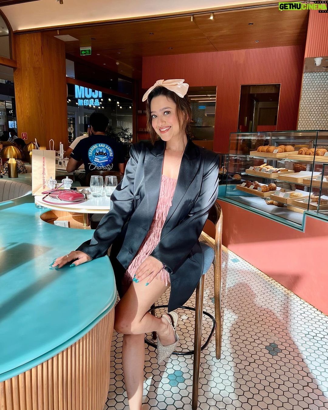 Madalsa Sharma Instagram - βTis the season to be jolly.π²β€οΈππ
. . . . #christmas #feelingchristmassy #madalsasharma #mimohchakraborty #kavya #jinglebells #hohoho #santaclausiscomingtotown