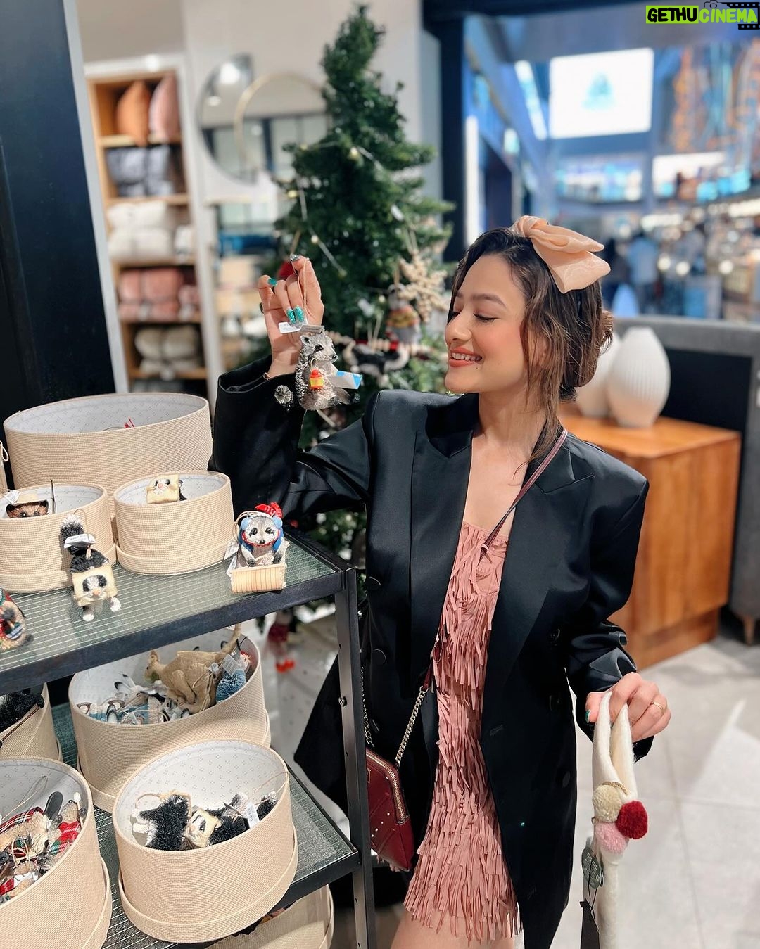 Madalsa Sharma Instagram - βTis the season to be jolly.π²β€οΈππ
. . . . #christmas #feelingchristmassy #madalsasharma #mimohchakraborty #kavya #jinglebells #hohoho #santaclausiscomingtotown