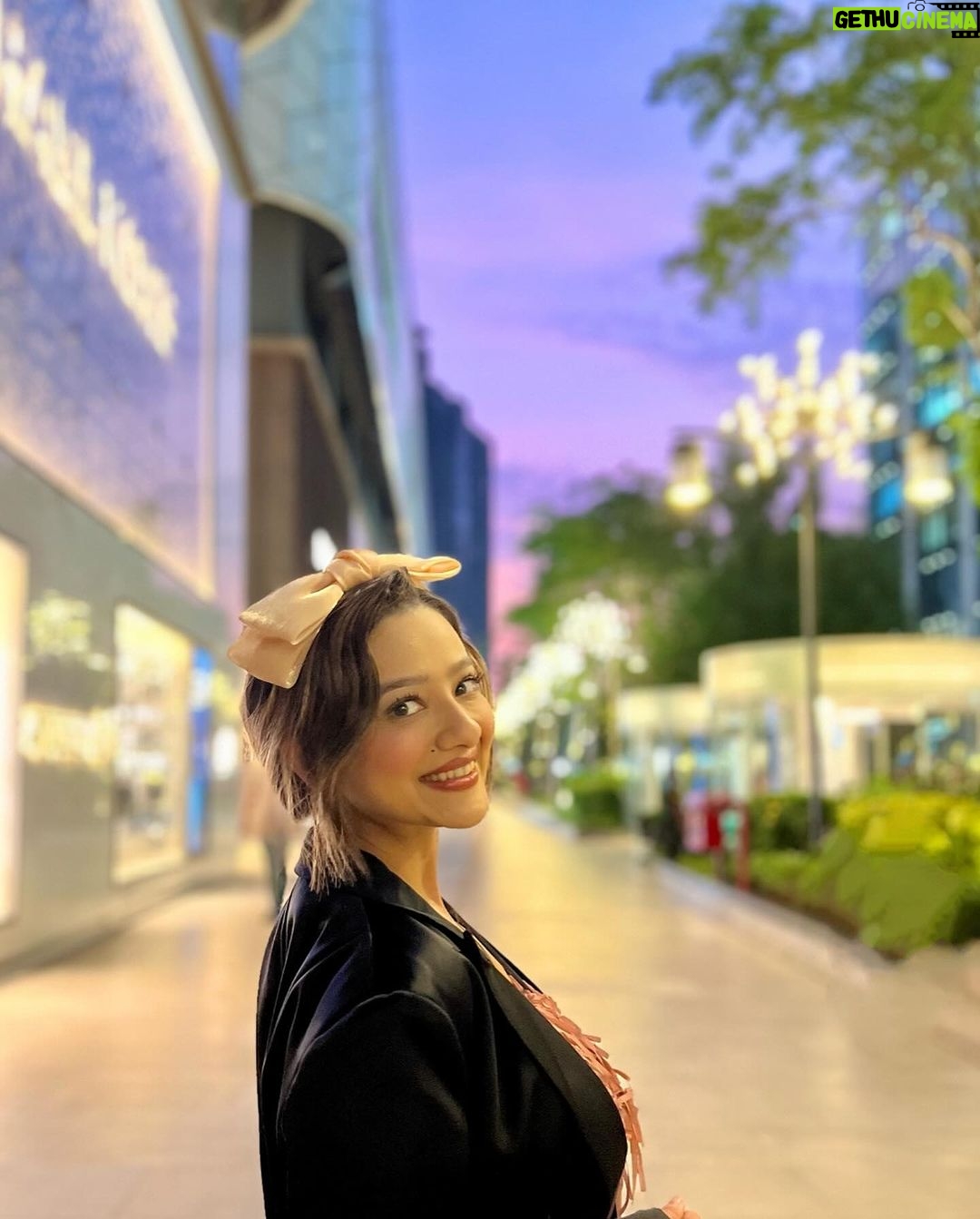 Madalsa Sharma Instagram - βTis the season to be jolly.π²β€οΈππ
. . . . #christmas #feelingchristmassy #madalsasharma #mimohchakraborty #kavya #jinglebells #hohoho #santaclausiscomingtotown