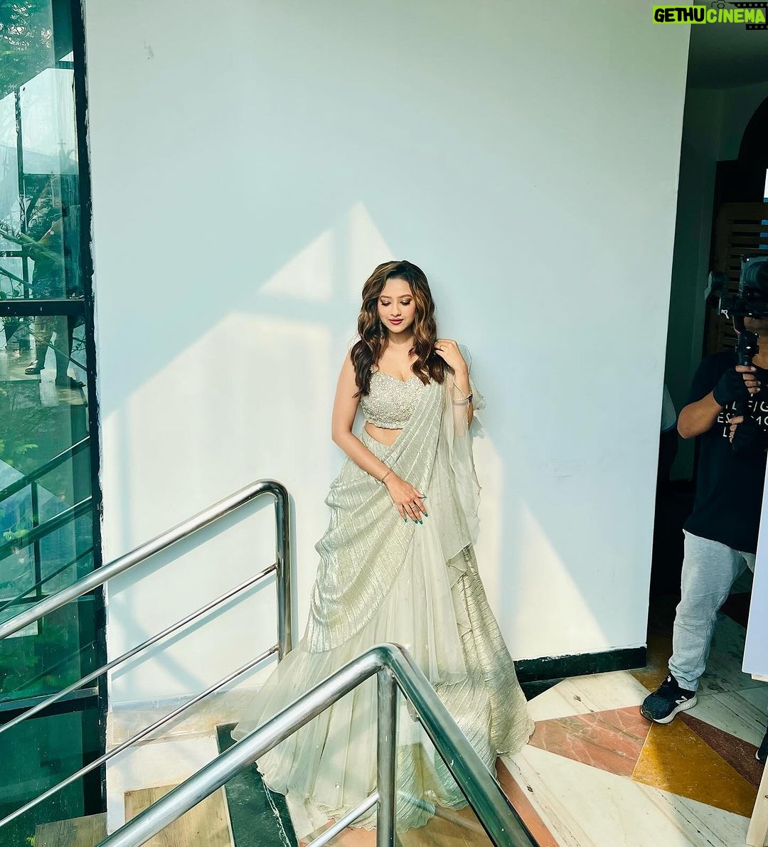 Madalsa Sharma Instagram - What goes behind the camera and my life #photodump #lifelately β€οΈπββοΈ . . . . #madalsasharma #kavya #picoftheday #postoftheday #instadaily #instapic #instagood #instamood #mood #love #actorslife