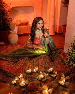 Madalsa Sharma Instagram - Look at the bright side its the festival of love and lights🪔✨🫶💖
#HappyDiwali #festivaloflights 

Managed by @didooshruti 
📸 @artographybysagar
Wearing- @romaa_agarwal