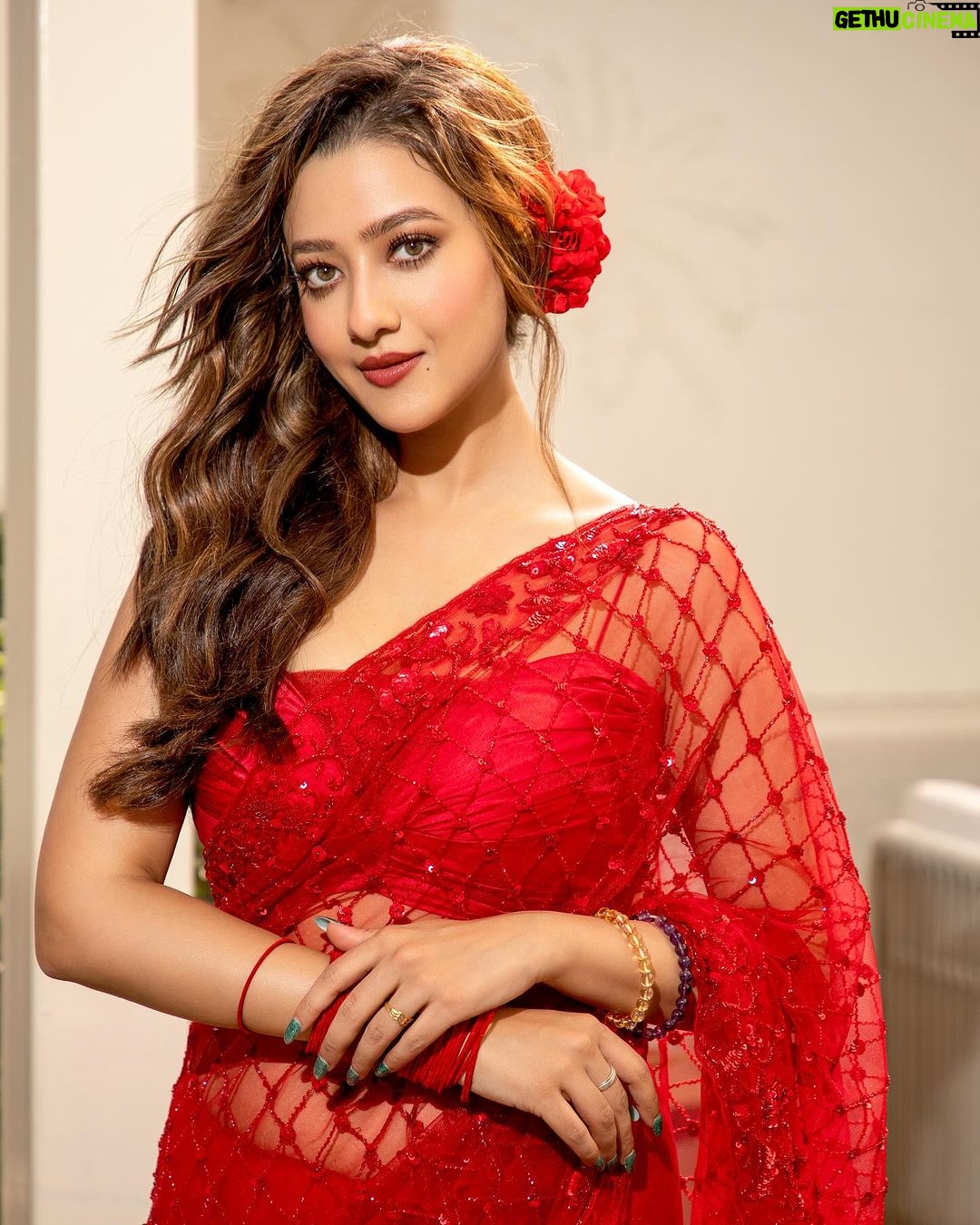 Madalsa Sharma Instagram - Diwali festivities begin✨❤️ Happy Dhanteras to everyone😍 May this festive season bring health,wealth to you and your family💰🫶🧿 PS - The last photo is my favourite❤️😍 📸 @artographybysagar Styled by - @camy1411 🥻 - @kalkifashion Blouse - @ranbirmukherjeeofficial Bangles - @ijewels009 HMU by - @makeupbychanch Assisted by - @makeupbyannuja Location courtesy-@blanco_bandra Managed by - @didooshruti Team- @thetamannasantra @pahujalavina . . . . #dhanteras #diwali #madalsasharma #kavya #festive #photooftheday #ootd #red #instagood #instadaily
