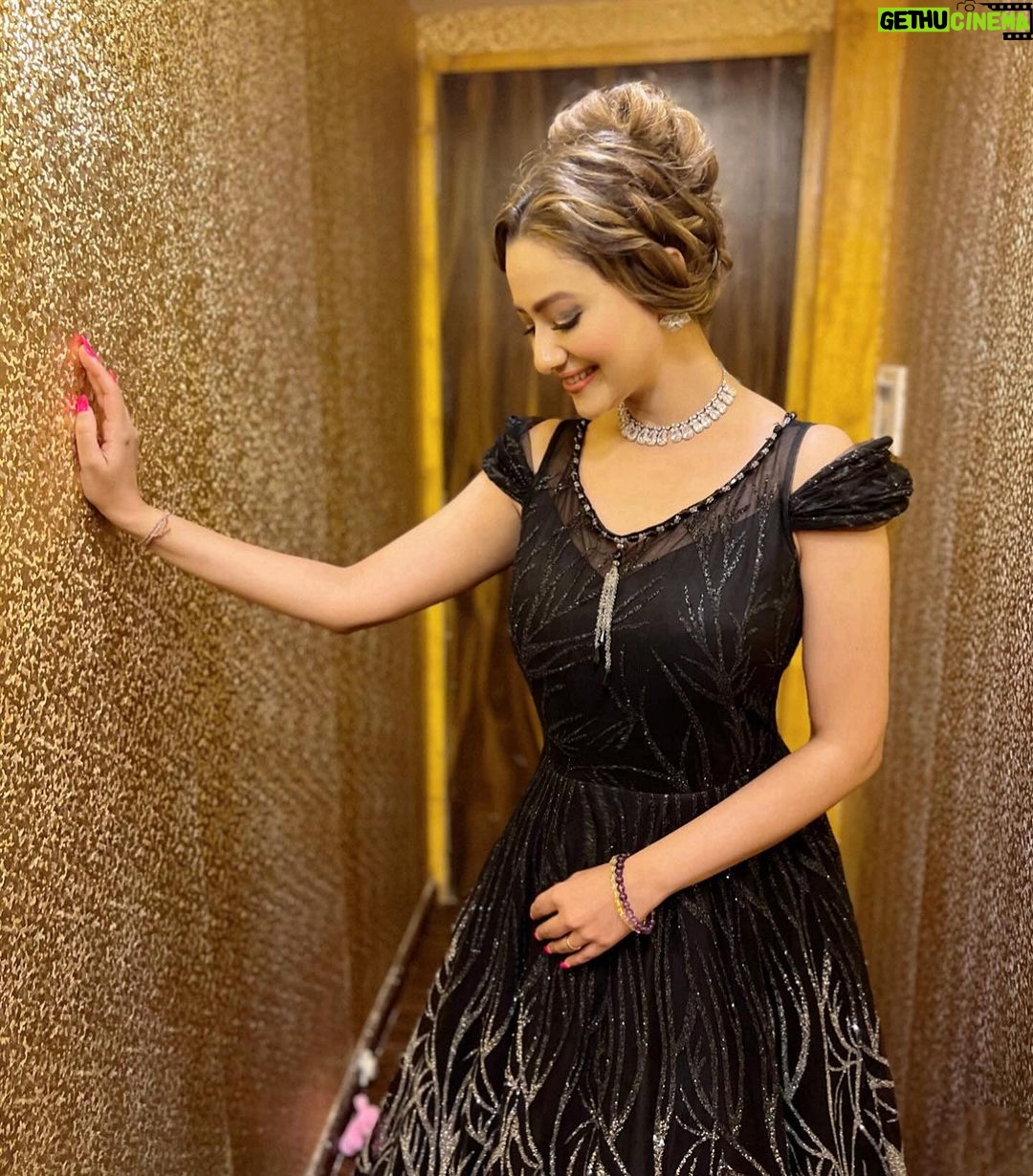 Madalsa Sharma Instagram - Feeling romantic coz I am in a ball gown❤️ . . . . #weekend #vibes #madalsasharma #kavya #picoftheday #postoftheday #instadaily #instapic #instagood #instamood #mood #love #actorslife