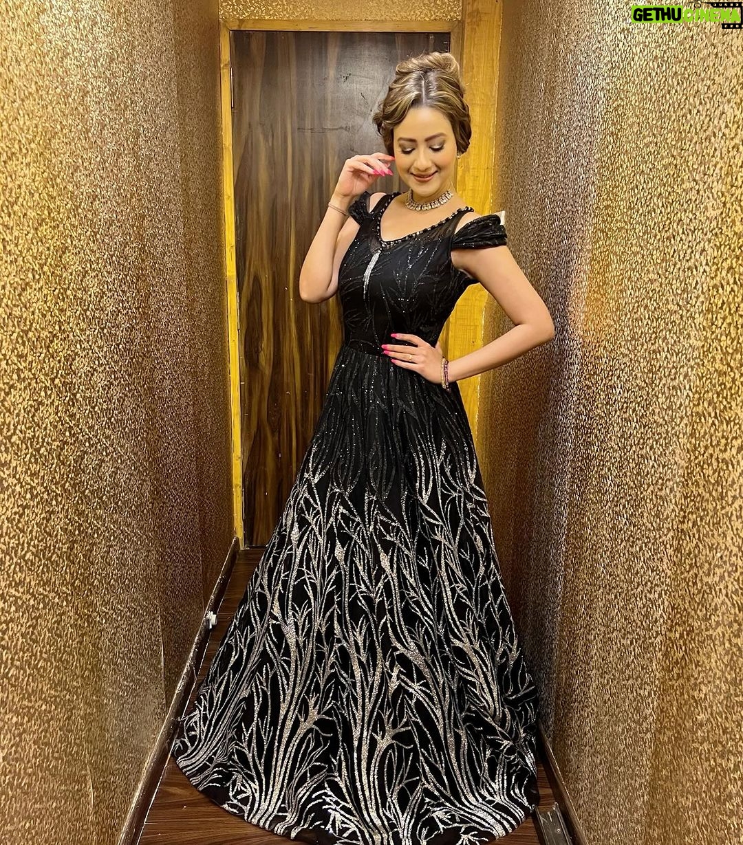 Madalsa Sharma Instagram - Feeling romantic coz I am in a ball gown❤️ . . . . #weekend #vibes #madalsasharma #kavya #picoftheday #postoftheday #instadaily #instapic #instagood #instamood #mood #love #actorslife