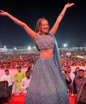 Madalsa Sharma Instagram - It’s Victory's day, let's slay!🤍
And eat all the sweets all day😋
Happy Dusshera to you all✨
Wishing a day filled with positivity and joy💕
.
.
.
.
#dusshera #festivevibes #love #light #positivity
#Navratri2023 #navdinkikhushi