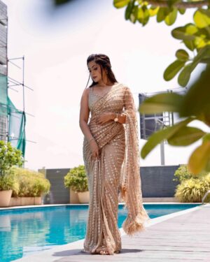 Madhumitha H Instagram - Golden moments✨⚡️

Sun Kudumbam Viruthugal 2023🏆

Stylist 🪄 - @nikhitaniranjan 
Saree 👗 - @samyakksarees 
MUA 💄 - @makeover_by_miga 
Hair 🎀. - @preethasisily_ 
📸 - @madpixelssm