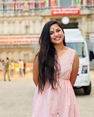 Madhumitha H Instagram - Nothing shakes the smiling heart.

This cute dress by @haripriyaa_official 🙊

#smilemore #pink #temple