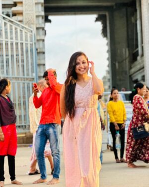 Madhumitha H Instagram - Nothing shakes the smiling heart.

This cute dress by @haripriyaa_official 🙊

#smilemore #pink #temple