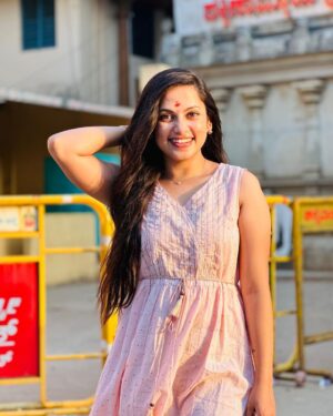 Madhumitha H Instagram - Nothing shakes the smiling heart.

This cute dress by @haripriyaa_official 🙊

#smilemore #pink #temple