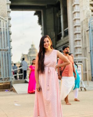 Madhumitha H Instagram - Nothing shakes the smiling heart.

This cute dress by @haripriyaa_official 🙊

#smilemore #pink #temple