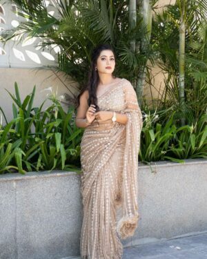 Madhumitha H Instagram - Golden moments✨⚡️

Sun Kudumbam Viruthugal 2023🏆

Stylist 🪄 - @nikhitaniranjan 
Saree 👗 - @samyakksarees 
MUA 💄 - @makeover_by_miga 
Hair 🎀. - @preethasisily_ 
📸 - @madpixelssm