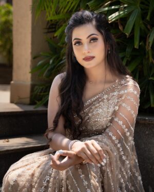 Madhumitha H Instagram - Golden moments✨⚡️

Sun Kudumbam Viruthugal 2023🏆

Stylist 🪄 - @nikhitaniranjan 
Saree 👗 - @samyakksarees 
MUA 💄 - @makeover_by_miga 
Hair 🎀. - @preethasisily_ 
📸 - @madpixelssm