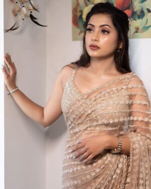 Madhumitha H Instagram - Golden moments✨⚡️

Sun Kudumbam Viruthugal 2023🏆

Stylist 🪄 - @nikhitaniranjan 
Saree 👗 - @samyakksarees 
MUA 💄 - @makeover_by_miga 
Hair 🎀. - @preethasisily_ 
📸 - @madpixelssm