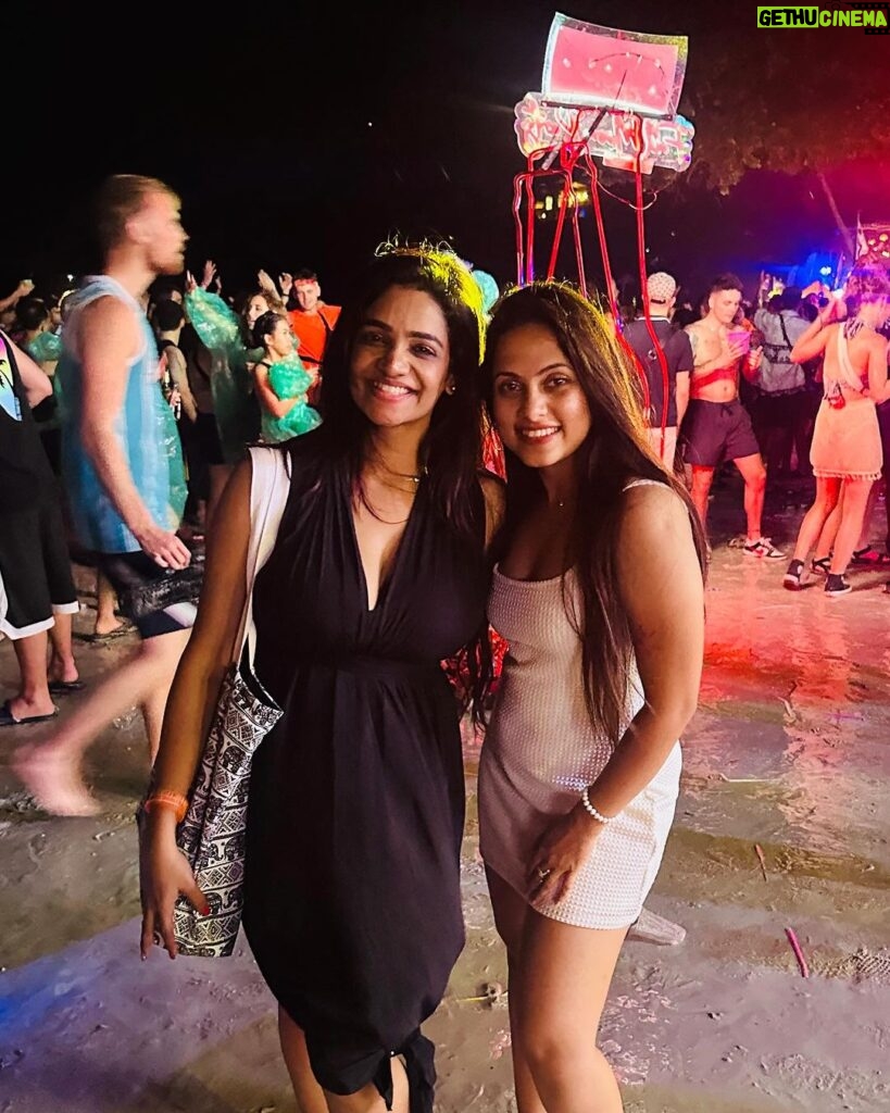 Madhumitha H Instagram - We made it to the WORLDS BEST PARTY 🪩🎉🎊 Full moon party 🌖 #besties #fullmoonparty #kohsamui #thailand #girlstrip #party #worldsbestparty #love #justtwogirlshavingfun #balckandwhite #partytime Full Moon Party Koh Phangan