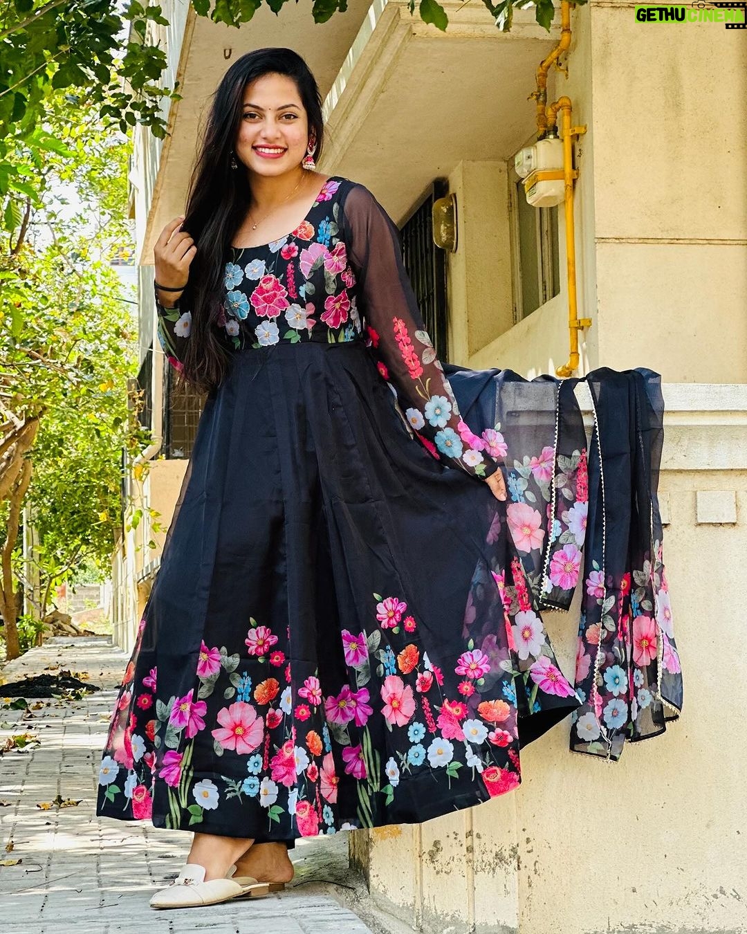 Madhumitha H Instagram - May the celebration bring you joy and peace !✨ Happy Ayuda Pooja🌸 Dress - @sprinkles_thefashion #blackdress #ayuda #ayudapooja #festival #festivemode #navratri #smilemore #traditional #ethnic #ethnicwear #flowers