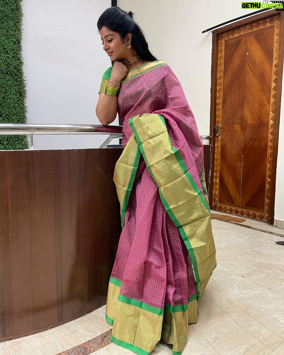 Mahalakshmi Shankar Instagram - Beautiful saree with contrast blouse from @iniyazzh.sarees
