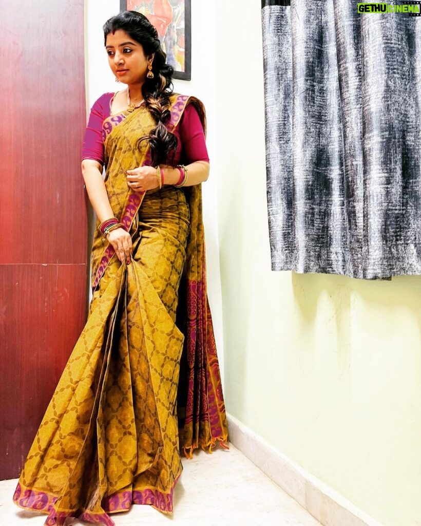 Mahalakshmi Shankar Instagram - Beautiful soft cotton saree from @tamilnadu_khadi_bharani_silks_ Hairstyle by @jenifer_hair_stylist_official
