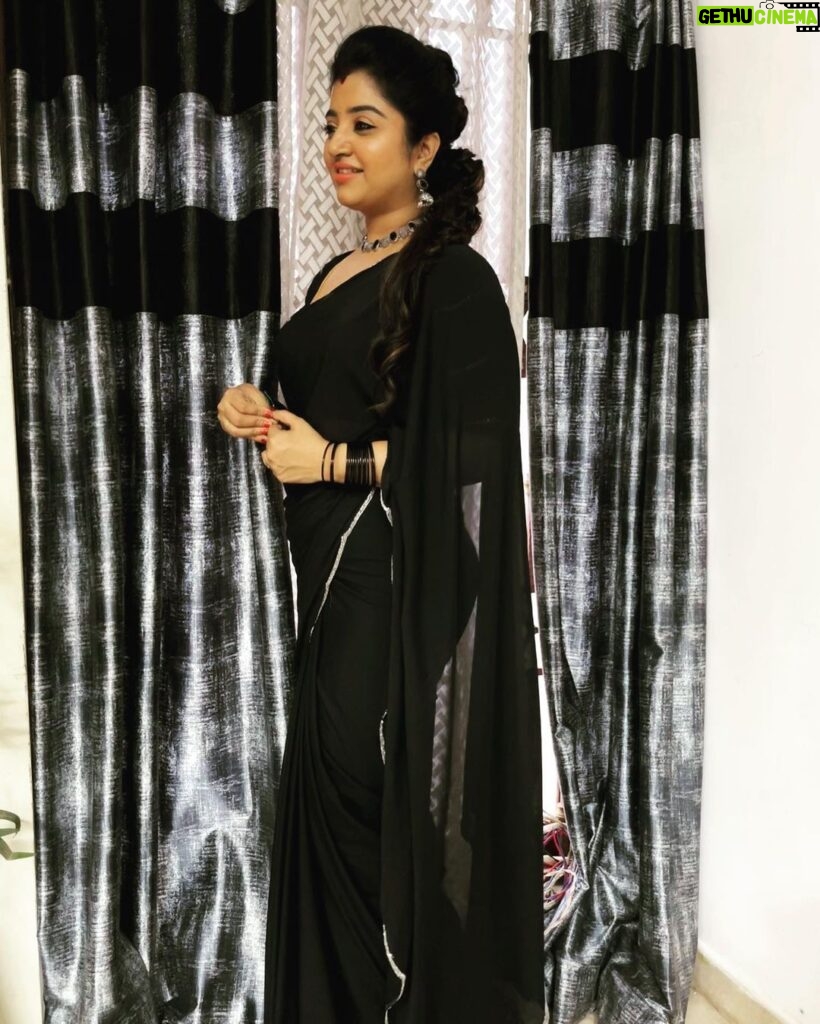 Mahalakshmi Shankar Instagram - You don’t have to prove yourself to anyone Beautiful pure crepe silk saree from @close2_heart_collections Beautiful jewellery sets from @sd_wholesale_jewelrys Blouse stitched by @lakshmi_lv14 Hairstyle by @jenifer_hair_stylist_official