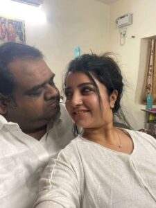 Mahalakshmi Shankar Instagram - நம்ம வாழ்க்கைல நாம திரும்பத் திரும்ப பாக்குற முகங்கள் நமக்கு நிறைய கிடைக்கும். ஆனா நம்ம வாழ்க்கைல திரும்பத் திரும்ப நினைக்க நல்ல குணமுள்ள ஆள் கிடைக்கிறது தான் கஷ்டம். அப்படி ஒரு ஆள் கிடச்ச வாழ்க்கை எவ்ளோ அழகா இருக்கும்னு நாங்க வாழ்றதுலதான் தெரிஞ்சுகிட்டோம்.. When some one loves u more then ur life then u r worth to live and u earned it from ❤️