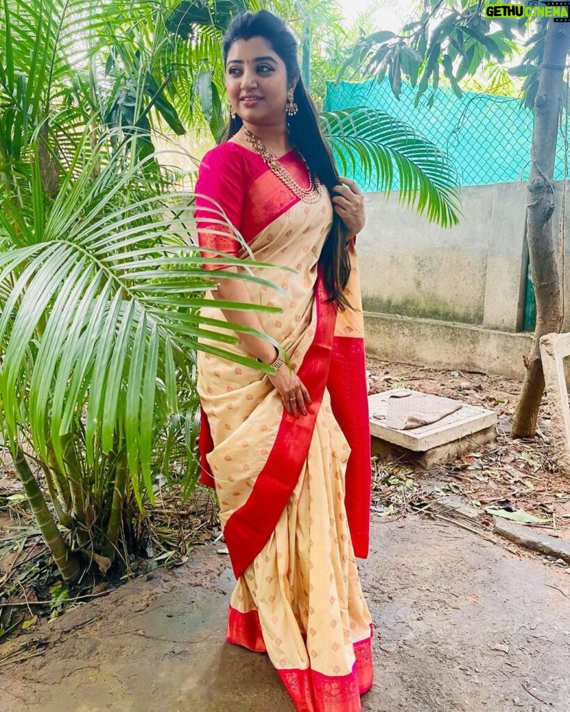 Mahalakshmi Shankar Instagram - After hearing from my friend, bought this beautiful korvai silk saree and beautiful pearl set from @athyiaattirestudio. Iam totally impressed. The saree was of good quality and in fact better looking in person than on the picture. Completely satisfied. Blouse designed and stitched by @lakshmi_lv14 Hair stylist @jenifer_hair_stylist_official