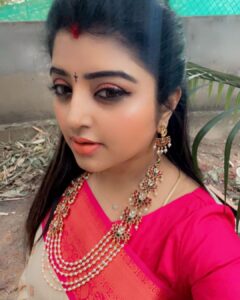 Mahalakshmi Shankar Instagram - After hearing from my friend, bought this beautiful korvai silk saree and beautiful pearl set from @athyiaattirestudio. Iam totally impressed. The saree was of good quality and in fact better looking in person than on the picture. Completely satisfied. Blouse designed and stitched by @lakshmi_lv14 Hair stylist @jenifer_hair_stylist_official