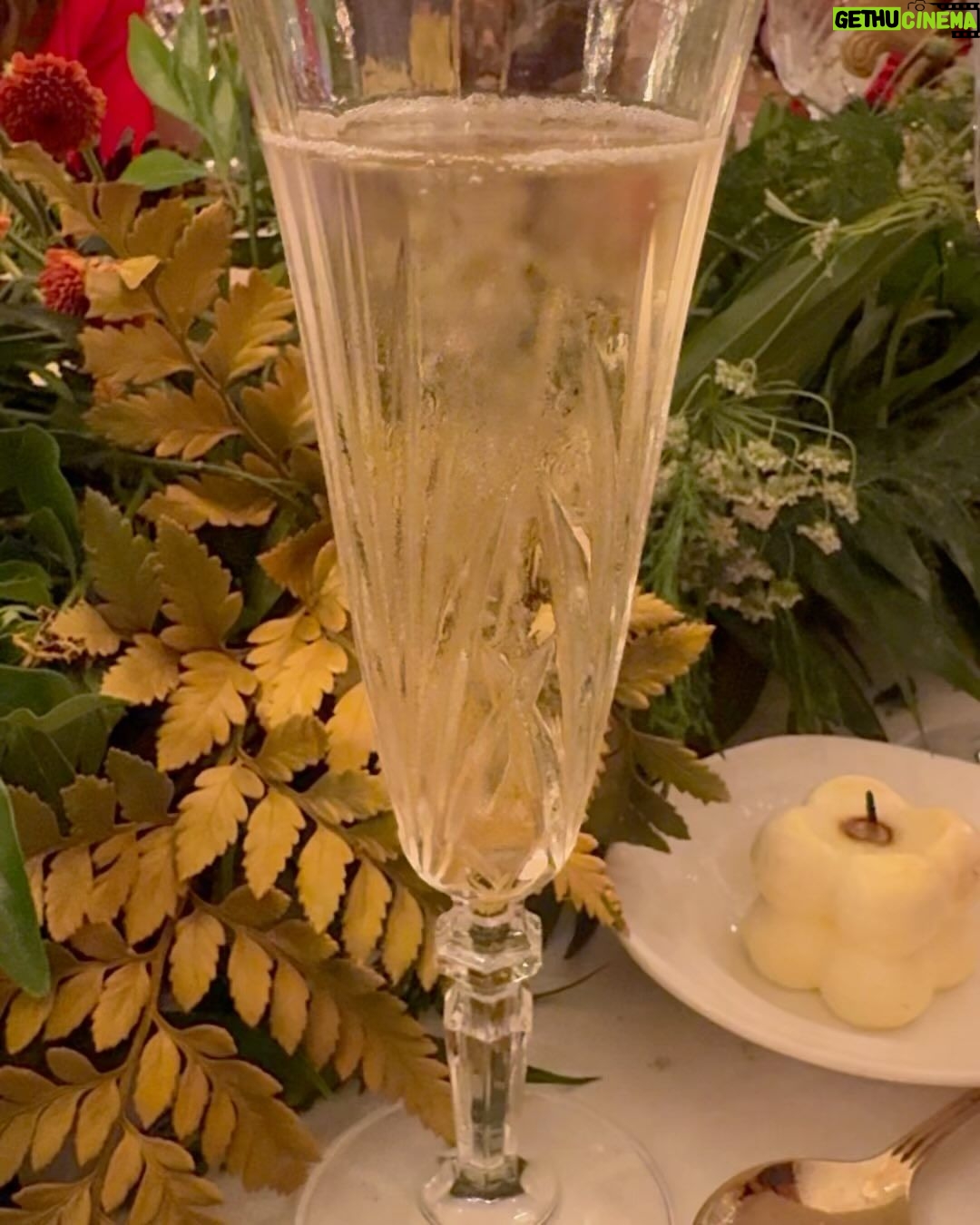Maheep Kapoor Instagram - Festive feels 🎄🎅🏼⛄️ at Gauri Khan Designs 🌟