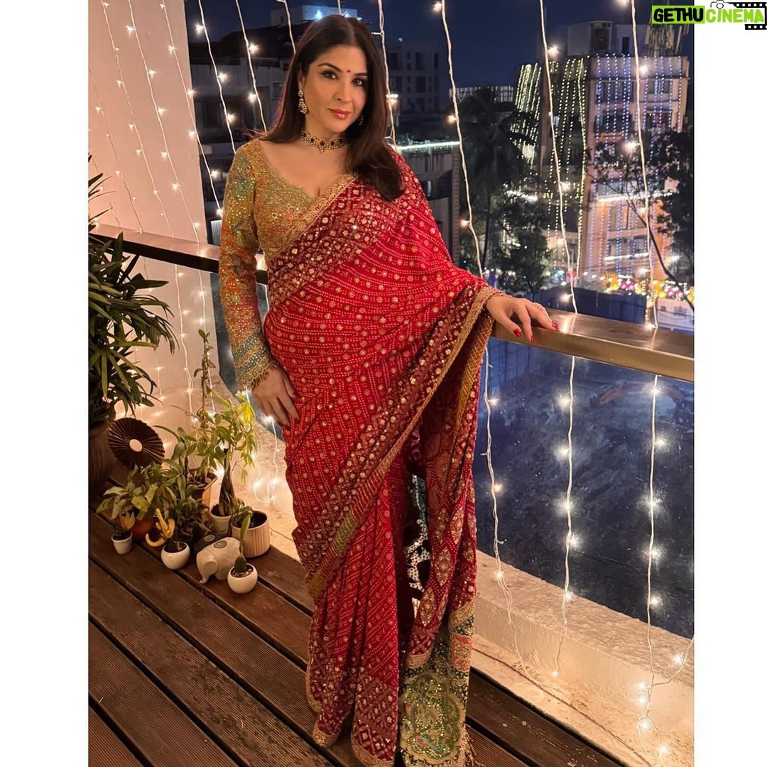 Maheep Kapoor Instagram - This saree is everything 🤩❤️🧨 Styled by : @mohitrai with @shubhi.kumar Outfit : @rimpleandharpreet Assisted by @kashishsinhaaa Jewellery by @tyaanijewellery 🧨❤️🪔 #Diwali2023 🧨❤️