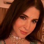 Maheep Kapoor Instagram - Diwali nights 🪔 are back & I’m loving it ❤️🕺🏻 kick starting it off in a @surilyg sparkly saree & @tyaanijewellery #LoveMySaree ❤️💎