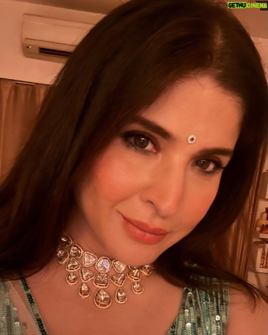 Maheep Kapoor Instagram - Diwali nights πͺ are back & Iβm loving it β€οΈπΊπ» kick starting it off in a @surilyg sparkly saree & @tyaanijewellery #LoveMySaree β€οΈπ
