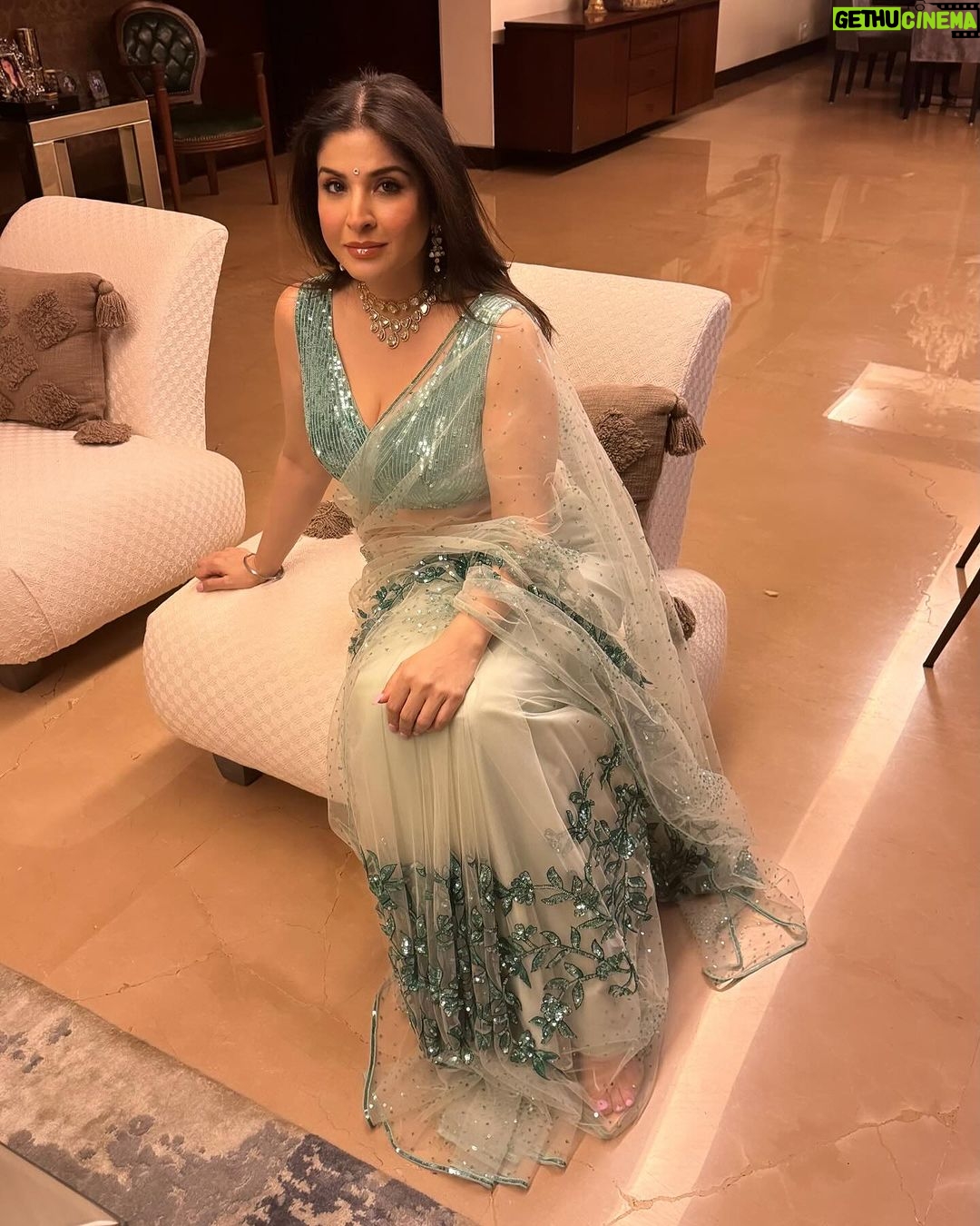 Maheep Kapoor Instagram - Diwali nights πͺ are back & Iβm loving it β€οΈπΊπ» kick starting it off in a @surilyg sparkly saree & @tyaanijewellery #LoveMySaree β€οΈπ