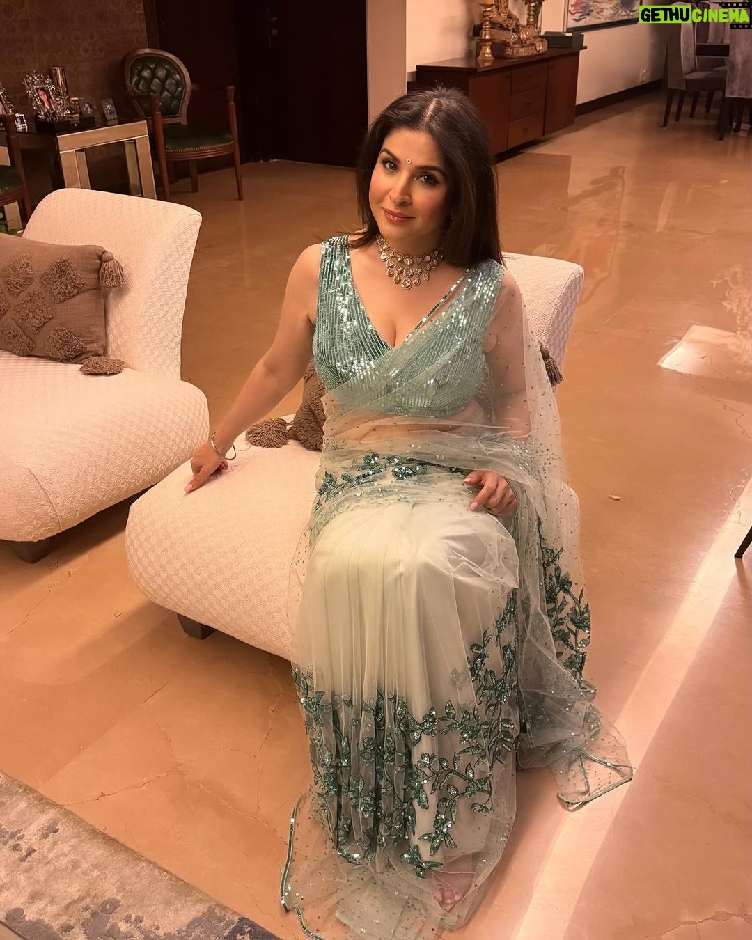 Maheep Kapoor Instagram - Diwali nights πͺ are back & Iβm loving it β€οΈπΊπ» kick starting it off in a @surilyg sparkly saree & @tyaanijewellery #LoveMySaree β€οΈπ