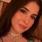 Maheep Kapoor Instagram - Diwali nights 🪔 are back & I’m loving it ❤️🕺🏻 kick starting it off in a @surilyg sparkly saree & @tyaanijewellery #LoveMySaree ❤️💎