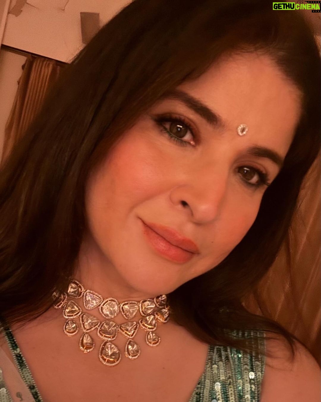 Maheep Kapoor Instagram - Diwali nights πͺ are back & Iβm loving it β€οΈπΊπ» kick starting it off in a @surilyg sparkly saree & @tyaanijewellery #LoveMySaree β€οΈπ