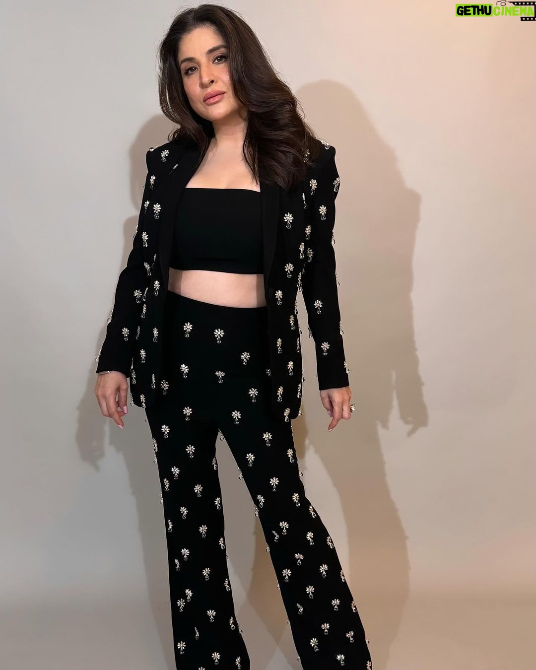 Maheep Kapoor Instagram - My love for suits continues π€©β€οΈ #ComfortableChic πΈ .. by my son @jahaankapoor26 ππ€π€ Styled by : @mohitrai with @shubhi.kumar Outfit : @worldofasra Assisted by @kashishsinhaaa Hair : Hairby_shivanik Makeup : @sabakhanmakeup